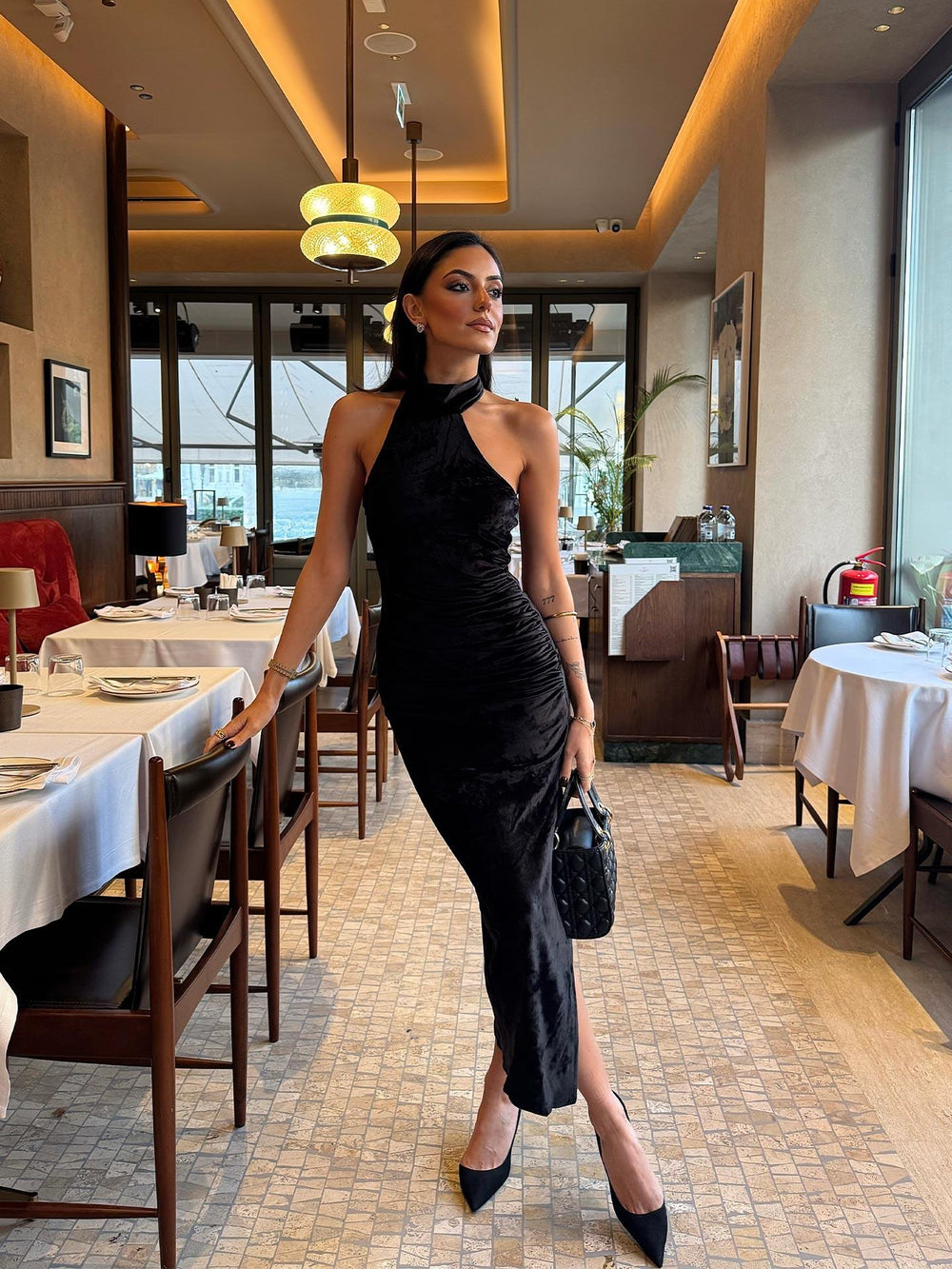 Asimetrik Yaka Kadife Midi Elbise Siyah