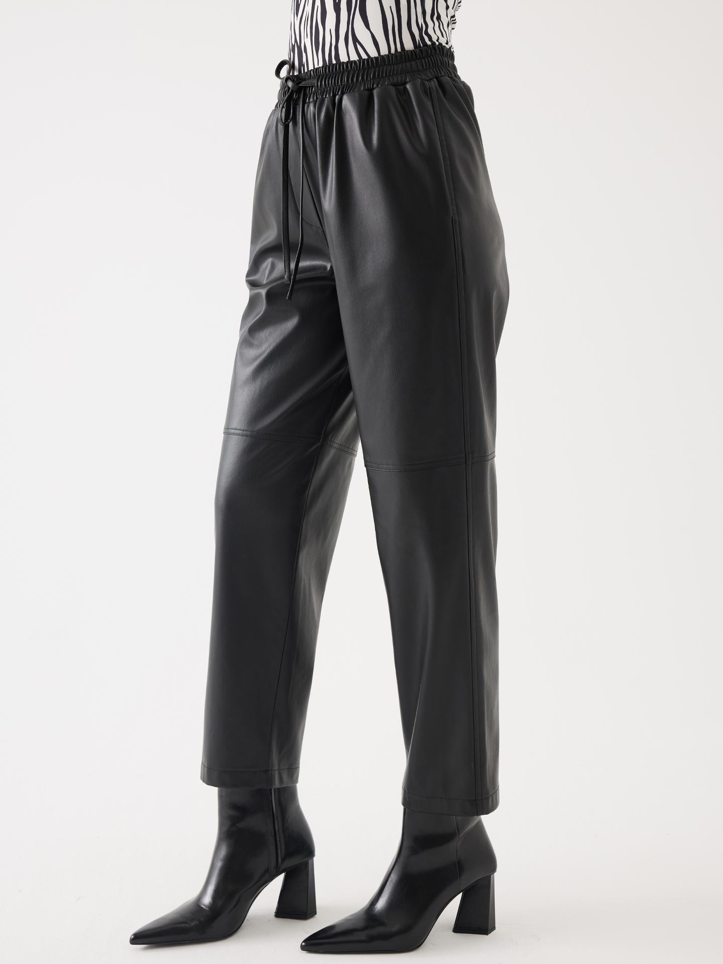Dikiş Detaylı Bağcıklı Siyah Deri Pantolon